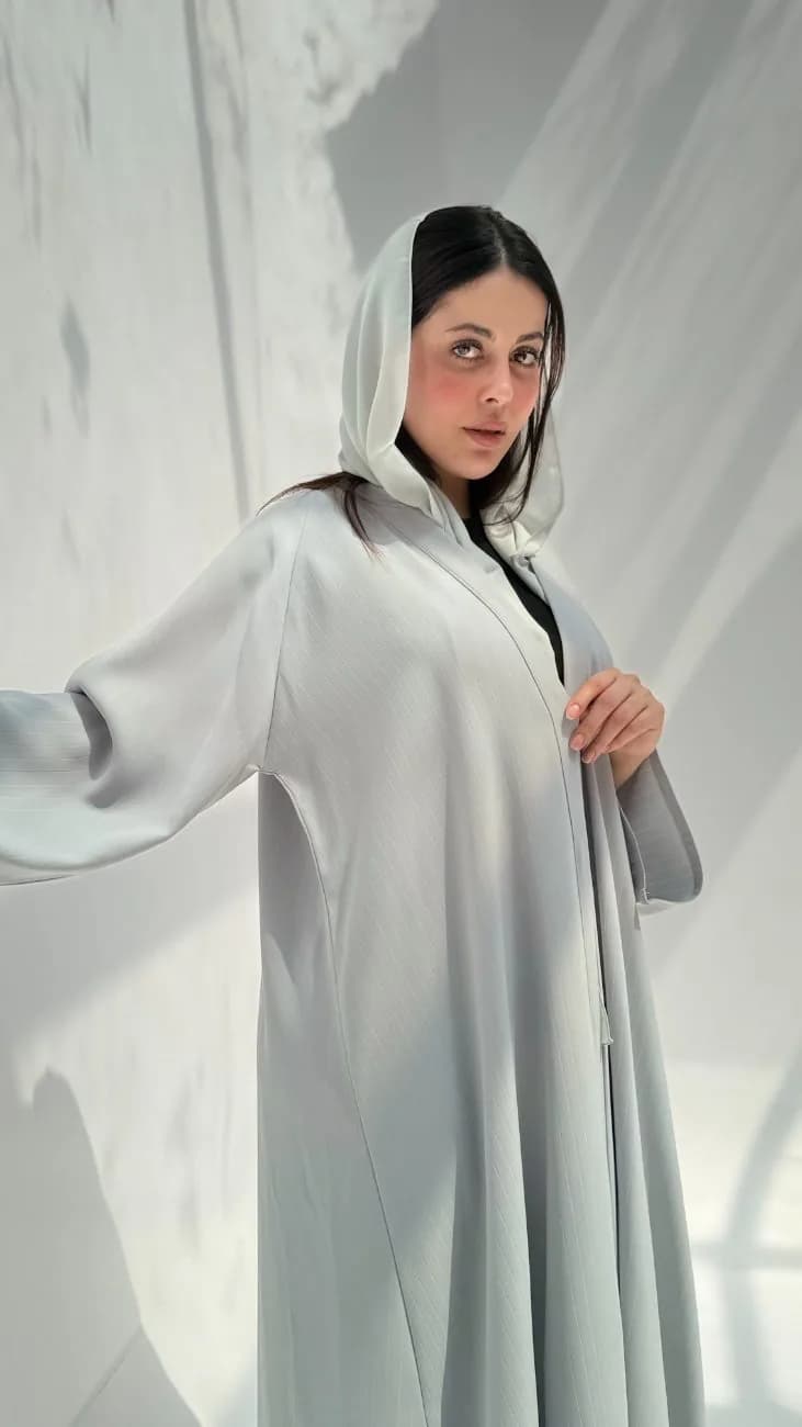 عباية رماد — على الجسم